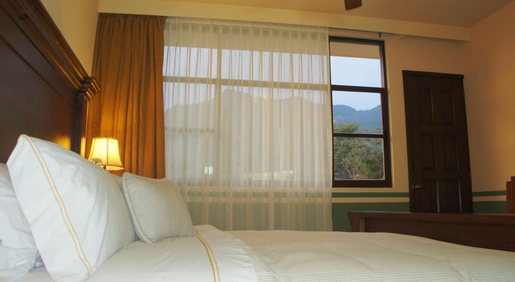 Habitación con cama extragrande y bañera de hidromasaje