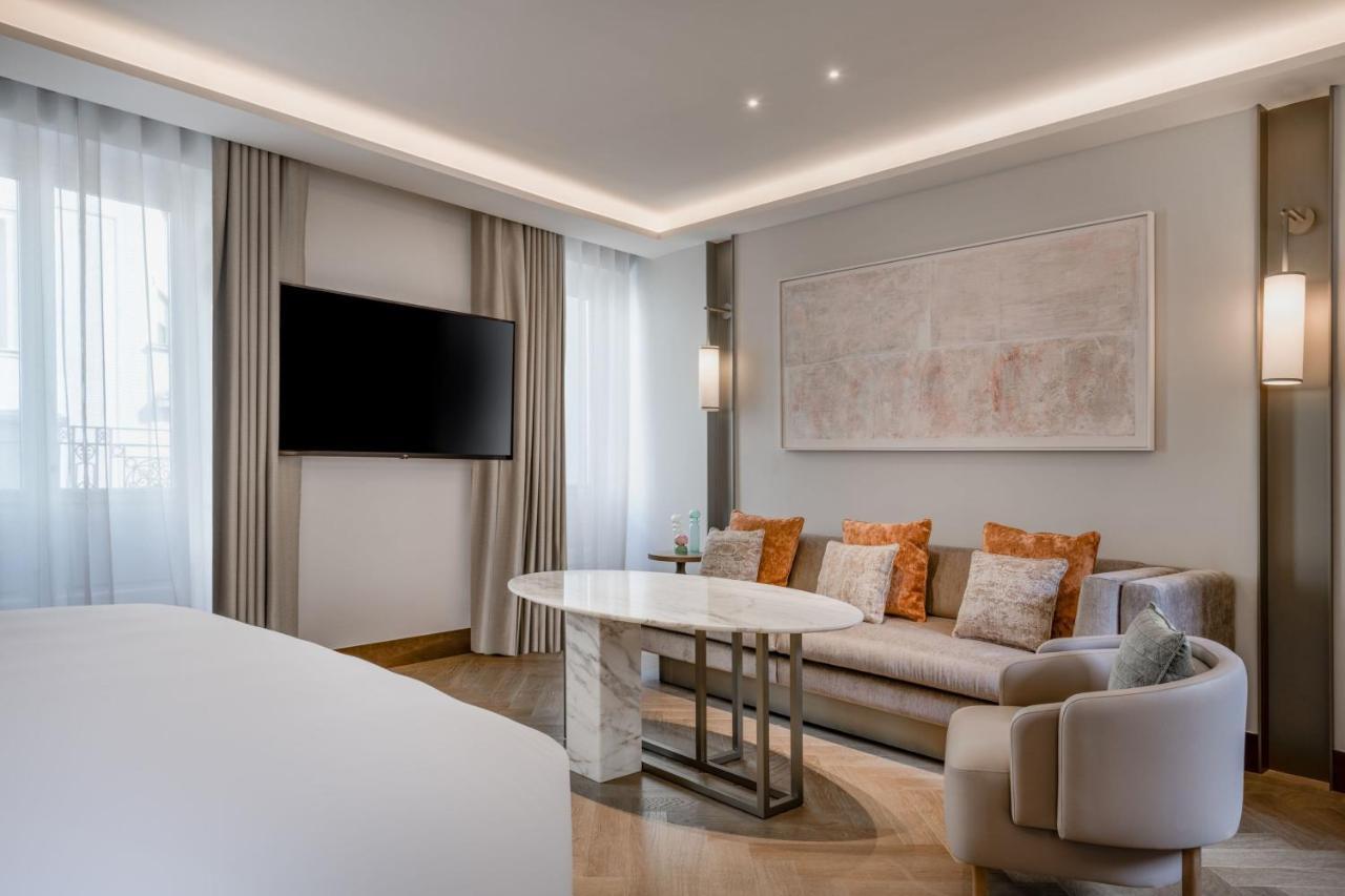Suite Junior con cama extragrande, balcón y vistas al perfil urbano