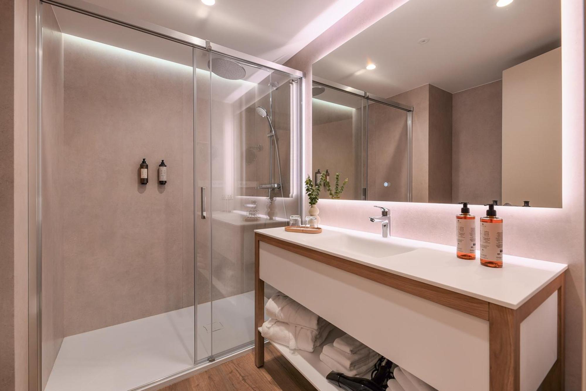 Double or Twin Room with Front Sea View,1641722943:JPEG