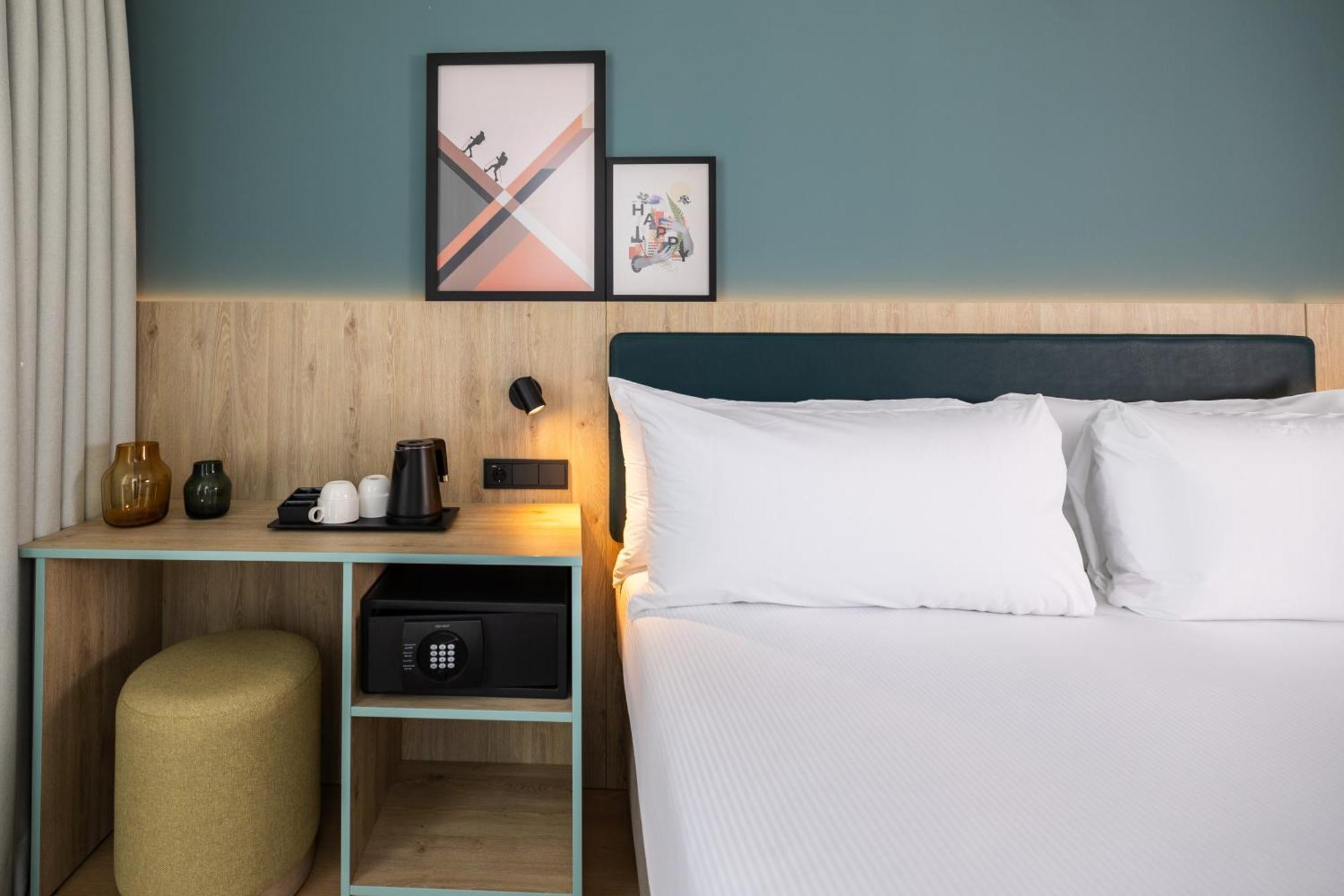 Habitación con cama extragrande.