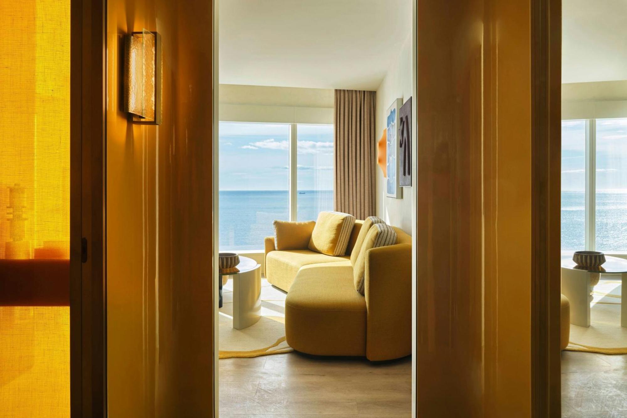 Suite lateral de 1 dormitorio con cama extragrande y vistas al mar