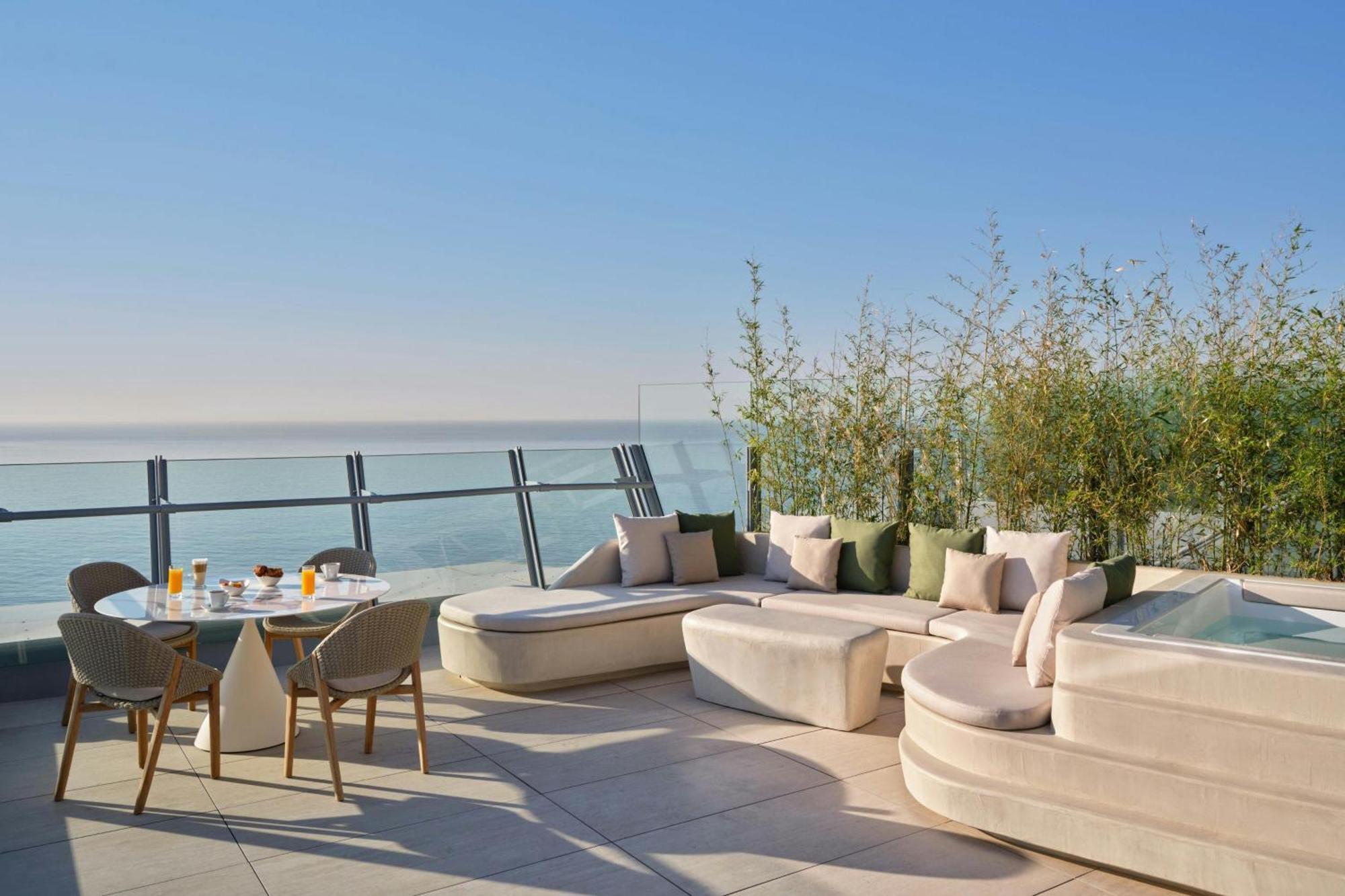 Suite Onada con cama extragrande, vistas al mar y terraza