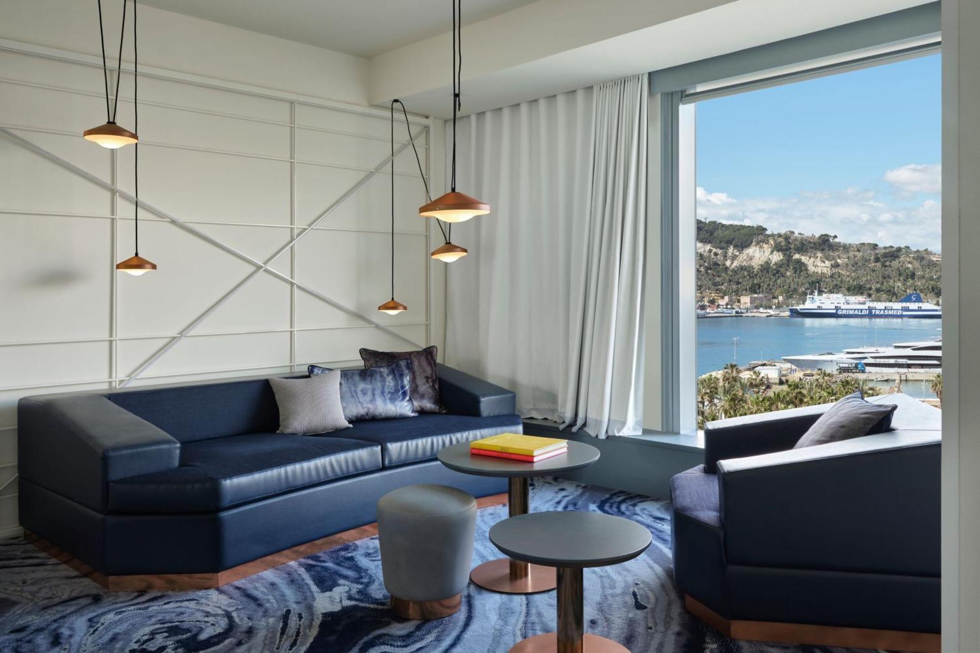 Suite tipo estudio con cama extragrande, sofá cama y vistas parciales al agua