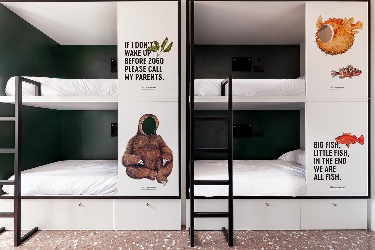 Cama en habitación compartida mixta con 8 camas y baño