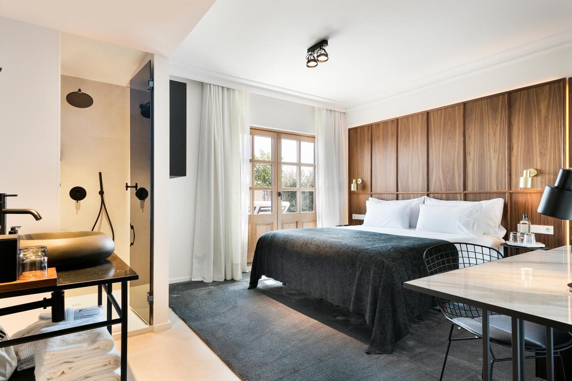 Habitación con cama extragrande y balcón